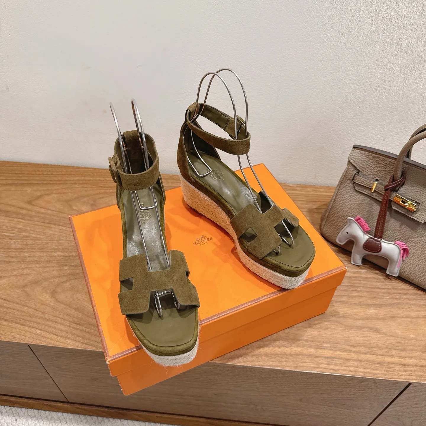 👟👟Ex-factory price 720👟👟 Hermes... a Eclair 2025 new color + popular series, the version is super positive, with a certain thickness, which makes the legs longer! Breathable, comfortable calfskin, spring and summer color matching, this item is both beautiful and comfortable! Channel supply code size: 35-39 can be ordered as 40.41 with airplane box ➕20